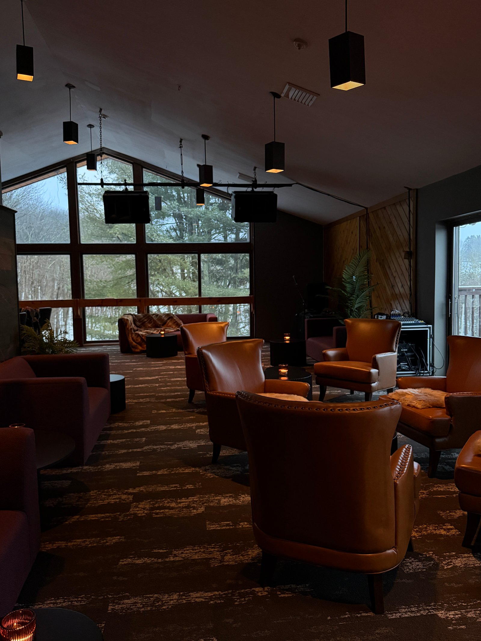 Dining & Lounges 